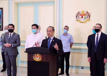 KENAPAKAH jika cadangan kerajaan perpaduan datang daripada ahli politik pembangkang, ia boleh diterima tetapi apabila datang daripada Perdana Menteri, ia dipanggil rasuah?