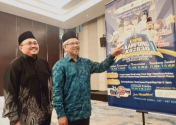 AHMAD ZAKIYUDDIN Abdul Rahman (kanan) pada Majlis Jamuan Makan Malam Tiga Tahun Khaira Ummah 2030, di Kepala Batas, Pulau Pinang malam tadi.