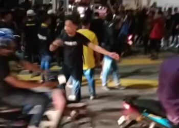 TANGKAP layar video pergaduhan di luar Stadium Bandaraya, George Town malam semalam selepas perlawanan bola sepak antara Penang FC menentang Perak FC yang tular di dalam media sosial.