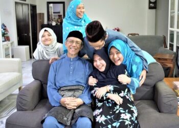 PENULIS bergambar bersama ayah dan ahli keluarga lain pada 2018, sebelum dia kembali ke rahmatullah, 
13 hari kemudian.