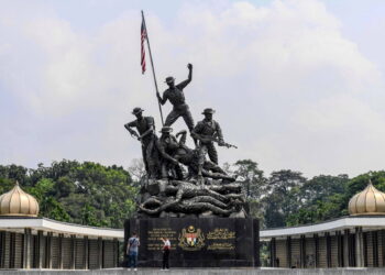MEMASUKI bulan kemerdekaan, kita perlu mengetepikan segala  perselisihan dan persengketaan seterusnya menggunakan semangat patriotisme tinggi untuk menangani kemelut dan krisis yang sedang dihadapi. - AFP