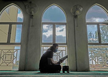 ADA masa terluang, barulah kita nak baca al-Quran, itu pun selepas kita sudah puas membelek Facebook dan WhatsApp. – UTUSAN/SHIDDIEQIIN ZON