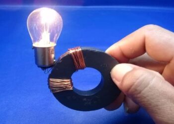 TERDAPAT kira-kira 100 video palsu dalam YouTube memaparkan mentol lampu yang boleh dinyalakan dengan hanya menggunakan magnet.