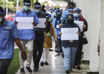 SEKUMPULAN doktor kontrak mengadakan protes  #HartalDoktorKontrak di Hospital Tengku Ampuan Rahimah,  Klang, Selangor pada 26 Julai tahun lalu. - UTUSAN/ZULFADHLI ZAKI