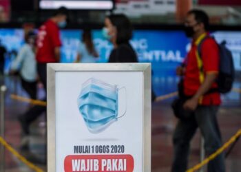 Bagaimana rakyat mahu terus mematuhi undang-undang sekiranya ahli politik sendiri memandang ringan prosedur operasi standard (SOP) dalam kawalan virus Covid-19. – UTUSAN/FARIZ RUSADIO