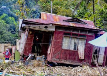 KEROSAKAN yang dicetuskan oleh banjir mewujudkan kelompok penduduk miskin baharu akibat bencana alam yang terus bergelut bagi meneruskan kehidupan. – GAMBAR  HIASAN/MOHD. SHAHJEHAN MAAMIN