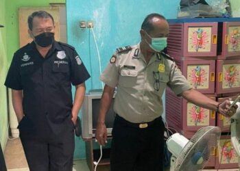 ANGGOTA keselamatan tiba untuk melihat keadaan mayat mangsa di lokasi kejadian di daerah Makassar.-AGENSI