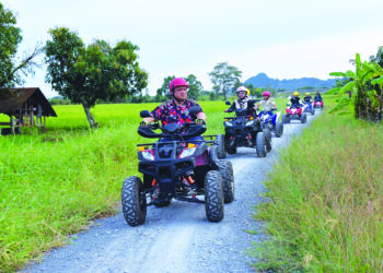 TUANKU Syed Faizuddin Putra Jamalullail yang merasmikan ATV Bintong meluangkan masa hampir sejam menaiki kenderaan lasak itu ‘meronda kampung’ bersama yang lain di Bintong, Perlis. – UTUSAN/IZLIZAN OTHMAN