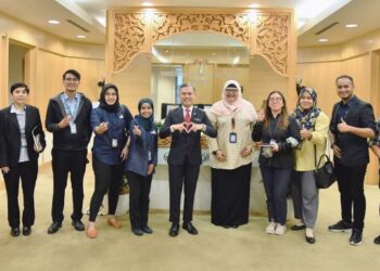 FAHMI Fadzil (tengah) mengadakan pertemuan dengan Kelab Media Putrajaya di pejabatnya, baru-baru ini.