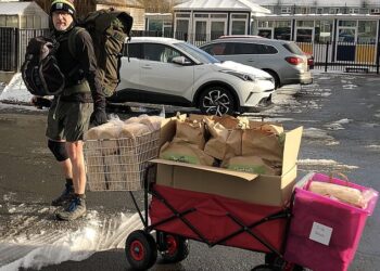 ZANE Powles berjalan kaki sekurang-kurangnya lapan kilometer sehari untuk menghantar makanan tengah hari kepada pelajarnya. - MEN MEDIA 