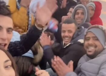 CHAIMA Ben Mahmoude (depan) bersama 23 pendatang semasa menaiki bot merentasi Mediterranean. - AGENSI
