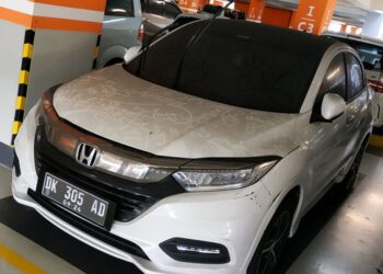 KEADAAN sebuah kereta Honda HR-V yang tersadai di tempat letak kenderaan di Lapangan Terbang Antarabangsa I Gusti NGurah Rai, Bali. - AGENSI