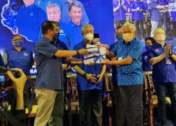 BUNG Moktar Radin (dua kanan) semasa menerima kawasan angkat bagi jentera BN Sabah di Johor Bahru semalam.
