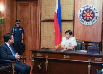 FERDINAND Marcos Jr. (kanan) bertemu dengan Duta Besar China, Huang Xilian di Istana Malacanang di Manila. - AFP
