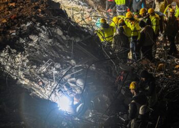 PASUKAN kecemasan meneruskan usaha mencari dan menyelamat di Kahramanmaras di Turkiye.-AGENSI