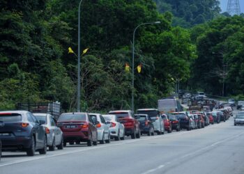 PENGGUNA jalan raya terperangkap dalam kesesakan di Jalan Seremban-Kuala Pilah dekat Bukit Putus, Kuala Pilah pada cuti perayaan Tahun Baharu Cina, baru-baru ini. – UTUSAN/MOHD. SHAHJEHAN MAAMIN