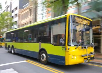 PENDUDUK New Zealand bakal menikmati tambang pengangkutan awam yang lebih murah. - AGENSI