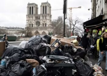 LONGGOKAN sampah tidak dikutip di luar kawasan pasar raya di Paris.-AFP