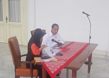 PEGAWAI Pantarlih mengesahkan maklumat peribadi Jokowi di Istana Merdeka, Jakarta. - AGENSI 