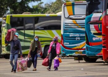BUMN menyediakan tiket bas dan pengangkutan awam lain secara percuma kepada mereka yang ingin pulang ke kampung menyambut Hari Raya Aidilfitri tahun ini.-AGENSI
