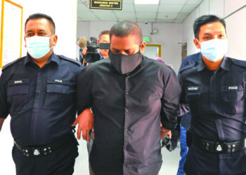 C. S. MUREMTHIRAM (kanan) mengaku tidak bersalah atas pertuduhan melakukan ugutan bunuh terhadap kumpulan muzik Indonesia, Radja Band di Mahkamah Majistret Johor Bahru.