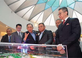 AMIRUDDIN Shari diberi penerangan mengenai projek Pembangunan Serantau Bersepadu Selatan Selangor yang dilancarkannya di Shah Alam, semalam.