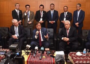 ABANG Johari (duduk tengah) ketika bercakap dalam sidang media selepas merasmikan Persidangan Karbon Asia (ACC) 2023, di Hotel Pullman Kuching, Sarawak hari ini.