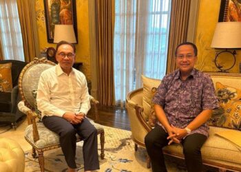 PERTEMUAN antara Anwar Ibrahim dan Ahmad Samsuri Mokhtar di Putrajaya bagi membincangkan pelbagai perkara. - FACEBOOK AHMAD SAMSURI MOKHTAR