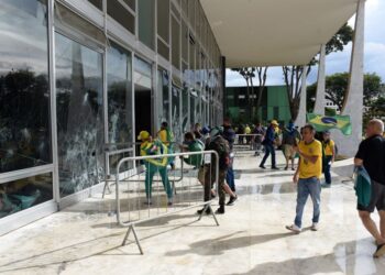 PENYOKONG Bolsonaro memecahkan tingkap bangunan Mahkamah Agung ketika rusuhan pada Januari lalu. - AFP