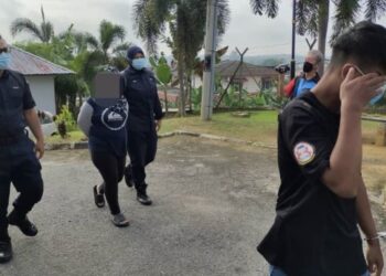 SUSPEK wanita dibawa ke Mahkamah Majistret Kuala Pilah pagi tadi oleh anggota polis bagi mendapatkan perintah tahanan reman terhadapnya.-UTUSAN/NOR AINNA HAMZAH.