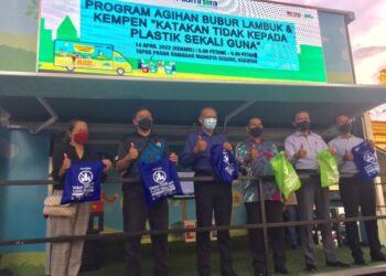 MOHD ZAIN Hassan (tiga, kiri) bersama Hamdan Hussin (tiga, kanan) melancarkan program kempen ‘Katakan Tidak Kepada Plastik Sekali Guna’ di Bandaraya Kuantan berhampiran Bazar Ramadan Mahkota Square, di Kuantan, Pahang. - UTUSAN/ DIANA SURYA ABD WAHAB