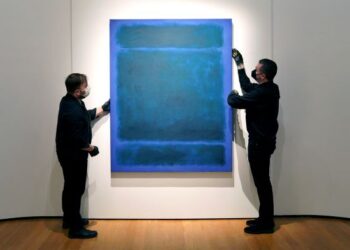 LUKISAN artis Mark Rothko yang bertajuk Untitled berjaya dijual pada harga lebih 27 juta pound (RM157 juta) dalam satu jualan lelong di New York. - AFP