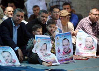PENDUDUK Palestin di Gaza menyertai perhimpunan sebagai tanda solidariti terhadap tahanan Khalil Awawda. - THE PALESTINE CHRONICLE
