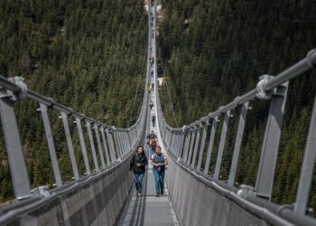 SKY Bridge 721 mula dibuka kepada pengunjung. - LUKAS KABON