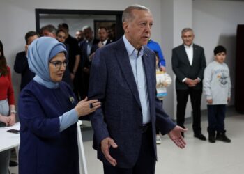 PRESIDEN Turkiye, Recep Tayyip Erdogan bersama isterinya, Emine Erdogan tiba di pusat pengundian di Istanbul. - AFP