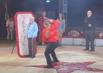 ANNIE Duplock berdiri di hadapan sebuah papan ketika penghibur sarkas melemparkan pisau ke arahnya. - PA