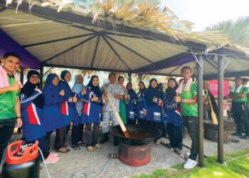 PESERTA yang terlibat pada program Dodol Jiwa Murni di Marina Island Pangkor Hotel & Resort, Teluk Muroh, Lumut baru-baru ini. – IHSAN MARINA ISLAND PANGKOR HOTEL & RESORT