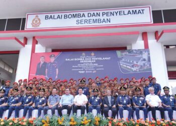 NGA Kor Ming (baris depan, tengah); Ahli Parlimen Seremban, Anthony Loke Siew Fook (enam dari kiri) dan Ketua Pengarah Jabatan Bomba dan Penyelamat Malaysia, Datuk Abdul Wahab Mat Yassin (enam dari kanan) bergambar bersama pegawai dan anggota bomba pada majlis perasmian Balai Bomba dan Penyelamat (BBP) Seremban. – UTUSAN/MOHD. SHAHJEHAN MAAMIN