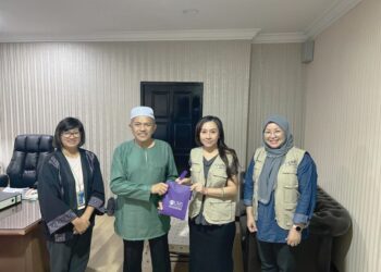 CAROLYN Melissa Payus (dua dari kanan) menyampaikan cenderahati kepada Bakri Nanun dalam kunjungan hormat UMS ke Pejabat Daerah Kota Belud, baru-baru ini.