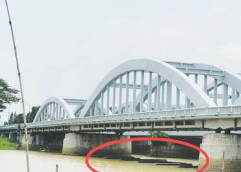 STRUKTUR asal Jambatan Merdeka yang tenggelam sejak kira-kira 50 tahun lalu jelas kelihatan semula semalam ekoran kejadian panas terik dan paras air Sungai Muda, Kepala Batas surut secara mendadak.