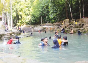 KAWASAN rekreasi Taman Rimba Teluk Bahang, Pulau Pinang sesak dengan kehadiran orang ramai terutama ketika hujung minggu yang bermandi-manda di beberapa kolam takungan air sungai bagi menyejukkan badan ekoran cuaca panas terik ketika ini.