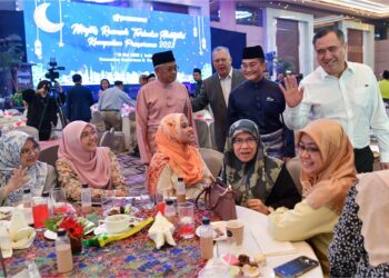 ANTHONY Loke Siew Foke beramah mesra dengan tetamu yang menghadiri Majlis Rumah Terbuka Aidilfitri Kumpulan Prasarana di Kuala Lumpur, semalam. Turut hadir, Jamaludin Ibrahim (berdiri, kiri) dan Mohd. Azharuddin Mat Sah (berdiri, dua dari kanan). – UTUSAN/FAUZI BAHARUDIN