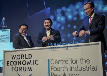 RAFIZI Ramli, Borge Brende (kanan) dan Ketua Pegawai Eksekutif MyDigital, Fabian Bigar (kiri) melancarkan Pusat Revolusi Perindustrian Keempat Malaysia (Pusat 4IR) di  Pusat Konvensyen Kuala Lumpur, hari ini.- UTUSAN.FAIZ ALIF ZUBIR
