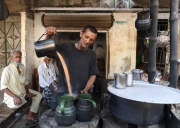 PENIAGA membancuh 
air teh di gerainya di 
Karachi, Pakistan. - 
AFP