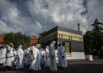 BAKAL jemaah melakukan simulasi sebagai persediaan menunaikan ibadah haji di Surabaya. -AFP