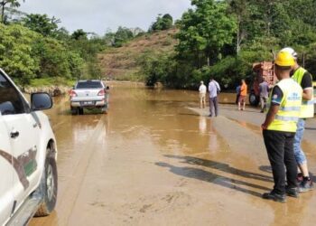 PETUGAS Roadcare memantau laluan di Kilometer 40, Jalan Gua Musang-Lojing, berhampiran Pos Blau, Gua Musang, Kelantan hari ini. - IHSAN ROADCARE