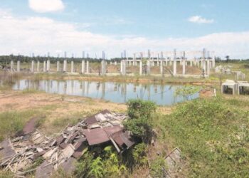 PEMBINAAN bangunan di dalam kawasan tapak kampus cawangan UPSI Teluk Intan di Batu 3, Jalan Changkat Jong Teluk Intan yang terbengkalai. - UTUSAN/AIN SAFRE BIDIN