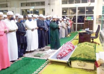 JENAZAH Allahyarham Hamid Gurkha disolatkan ratusan jemaah di Masjid Kota Raja sebelum majlis pengebumiannya disempurnakan di lokasi sama di Klang, Selangor. - UTUSAN / MOHAMAD NAUFAL MOHAMAD IDRIS