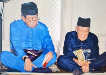 SULTAN Sharafuddin Idris Shah berkongsikan gambar kenangan baginda bersama Allahyarham Arshad Ayub (kanan).