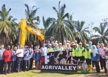 AMINUDDIN Harun (tengah) bergambar bersama tetamu kehormat serta warga F&N sempena Majlis Perasmian Pecah Tanah F&N Agrivalley Gemas, Tampin, semalam. –  UTUSAN/NOR AINNA HAMZAH